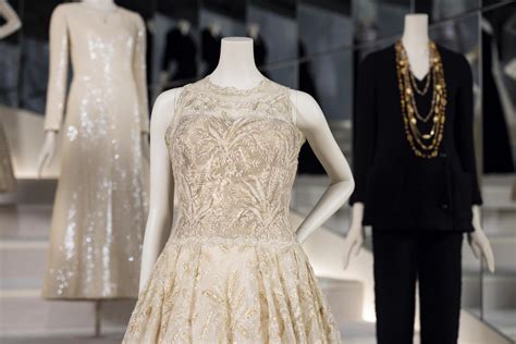 vestiti storia coco chanel|Non solo abiti e accessori, Chanel cambiò la visione .